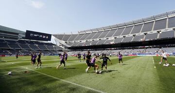 Los jugadores durante el entrenamiento.