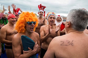 Varios nadadores participan en la 108 edición de la Copa Nadal, la tradicional prueba que el día de Navidad organiza el Club Natación Barcelona en las aguas del Puerto de Barcelona.