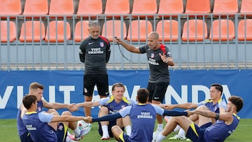 Varios jugadores del Atlético durante un ejercicio en el último entrenamiento rojiblanco antes de viajar a Vitoria para enfrentarse al Alavés en la 3ª jornada de Liga. Pulso o tragedia.