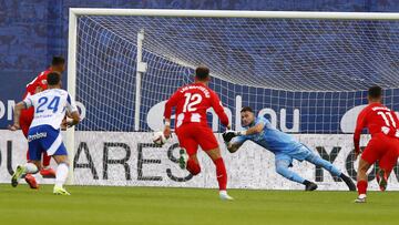 Luis Suárez lanza el penalti que supuso el 0-1 del Almería en La Romareda.