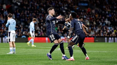 1-2. Federico Valverde celebra el tanto con Vinicius.
