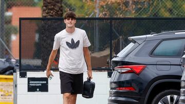 29/09/25
LLEGADA DE JUGADORES A LA CIUDAD DEPORTIVA DEL VALENCIA CF - JAVI GUERRA