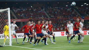 Había un jugador delante de Unai Simón obstaculizando al portero en la falta de McTominay.

