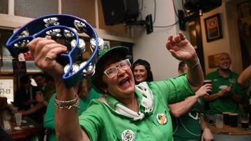 SYD01. SÍDNEY (AUSTRALIA), 16/03/2017.- Una mujer participa hoy, viernes 17 de marzo de 2017, en la celebración del Día de San Patricio, en un hotel en The Rocks, Sídney (Australia). El Día de San Patricio, que se celebra anualmente el 17 de marzo, conmemora al santo patrón de Irlanda, San Patricio. EFE / DAN HIMBRECHTS/PROHIBIDO SU USO EN AUSTRALIA Y NUEVA ZELANDA