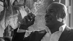Mike Tyson fumando marihuana.