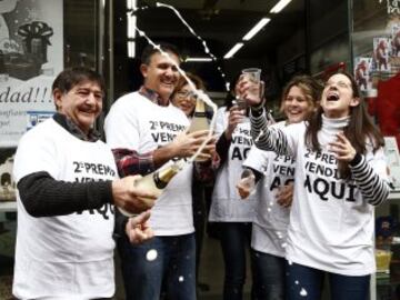 Trabajadores de la administracion de lotería de la calle Amaya de Pamplona celebran la venta del numero 04.536, segundo premio de la Lotería de Navidad, dotado con 1.250.000 euros a la serie, por lo que el poseedor de cada décimo ganará 125.000 euros.  