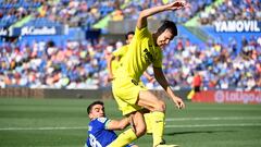 Getafe's Uruguayan midfielder Mauro Arambarri (BOOTOM) tackles Villarreal's Argentinian defender Juan Foyth during the Spanish League football match between Getafe CF and Villarreal CF at the Coliseum Alfonso Perez stadium in Getafe on August 28, 2022. (Photo by PIERRE-PHILIPPE MARCOU / AFP)