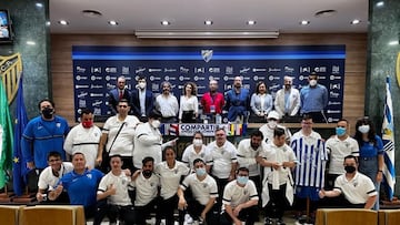 El equipo Genuine posa en la sala de prensa de La Rosaleda.