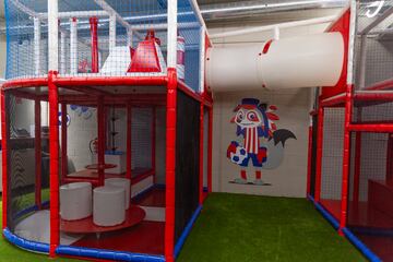 Laberinto infantil unido por un tubo que conecta las dos partes del juego.