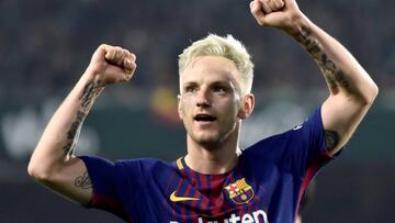 El centrocampista croata del FC Barcelona, Iván Rakitic, celebra el primer gol del equipo blaugrana durante el encuentro correspondiente a la jornada 20 de primera división que disputan esta noche frente al Betis en el estadio Benito Villama