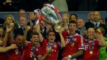Philipp Lahm alza la Copa de Europa al cielo de Wembley.