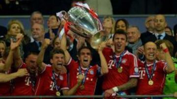 Philipp Lahm alza la Copa de Europa al cielo de Wembley.