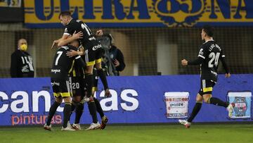 Los jugadores del Zaragoza celebran uno de los goles de Álvaro.