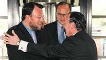 <B>ACUERDO.</B> Monteseirín (izq.), alcalde de Sevilla y Álvarez del Manzano, alcalde de Madrid, se saludan.