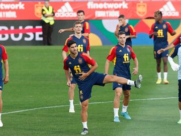 Marco Asensio, César Azpillicueta y David Raya.