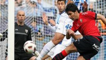 <b>DURO TRASPIÉ. </b>Nekounam remata con la zurda ante la oposición de Recio y Manu.