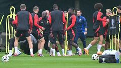 Los jugadores de Bélgica se entrenan antes del partido ante Rumanía.