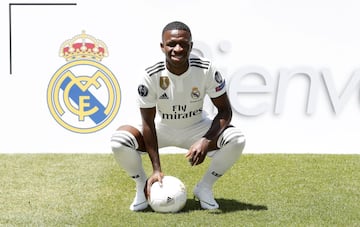 El jugador brasileño ha sido presentado en el estadio Santiago Bernabéu de la mano del presidente Florentino Pérez y acompañado de su familia.