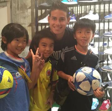 En uno de sus viajes a Tokio, el ex Real Madrid tomó un tiempo para acercarse a los niños locales y tomarse fotos con ellos.