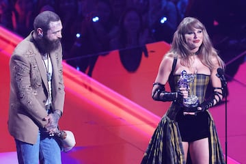 Taylor Swift and Post Malone accept the award for Best Collaboration for Fortnight during the 2024 MTV Video Music Awards in Elmont, New York, U.S., September 11, 2024. REUTERS/Brendan Mcdermid     TPX IMAGES OF THE DAY