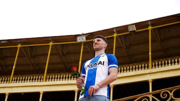 Oficial: el Hércules cierra el mercado con el fichaje de Toril y la salida de Slavy