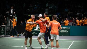 Bologna (Italy), 15/09/2024.- Wesley Koolhof (R) and Botic van de Zandschulp (2-L) of the Netherlands celebrate the victory of the Dutch team in the Davis Cup Finals Group A match between Italy and the Netherlands in Bologna, Italy, 15 September 2024. (Tenis, Italia, Países Bajos; Holanda) EFE/EPA/MAX CAVALLARI