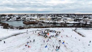 A snow storm is battering northeastern parts of the US, causing flight delays, class cancellations, and power outages affecting more than 100,000 people.