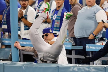 Pese a la aparatosa caída que se aprecia en la imagen, Alex Verdugo, de los Yankees de Nueva York, consiguió
atrapar una bola bateada por Shohei Ohtani, de los Dodgers de Los Ángeles, en la décima entrada del primer juego de la Serie Mundial de béisbol en el Dodger Stadium de Los Ángeles (California). Todo un ejemplo de pundonor.