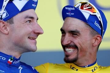 Elia Viviani y Julian Alaphilippe. 