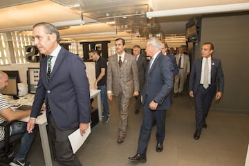 Shk. Khalid bin Thani bin Abdullah Al Thani, vicepresidente de Dar Al Sharq junto a Antonio Caño y Mohammed Jaham A A Al Kuwari , Embajador de Qatar en España, en su visita a la redacción de El País.