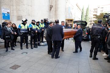 Los restos mortales de Concha Velasco entran en la catedral.