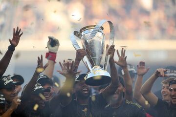 LOS ANGELES, CA - NOVEMBER 05: Kellyn Acosta #23 of LAFC lifts the trophy to celebrate after winning the MLS Cup Final 