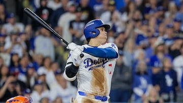 Los Angeles (United States), 13/10/2024.- Los Angeles Dodgers designated hitter Shohei Ohtani hits an RBI double against the New York Mets during the fourth inning of the Major League Baseball (MLB) National League Championship Series playoff game one between the New York Mets and the Los Angeles Dodgers in Los Angeles, California, 13 October 2024. The League Championship Series is the best-of-seven games. The winner of the National League Championship Series will face the winner of the American League Championship Series to advance to the World Series. (Liga de Campeones, Nueva York) EFE/EPA/ALLISON DINNER