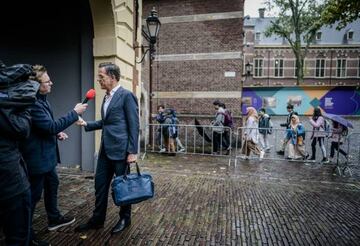 Dutch Prime Minister Mark Rutte addresses the media upon his arrival at the Binnenhof for the weekly ministers council in The Hague on October 14, 2022. - Netherlands OUT (Photo by Bart Maat / ANP / AFP) / Netherlands OUT (Photo by BART MAAT/ANP/AFP via Getty Images)