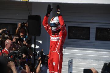 Sebastian Vettel celebrando la victoria.