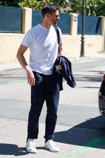 El nuevo entrenador del Real Madrid, Xabi Alonso, llega a su casa en Madrid.