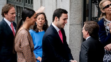 Los nietos del Rey emérito Juan Carlos I, Victoria Federica de Marichalar (i) y Froilán de Marichalar (c), saludan al alcalde de Madrid, José Luis Martínez-Almeida (d), a su llegada a la boda del alcalde de Madrid, José Luis Martínez-Almeida, y la sobrina segunda del Rey Felipe VI, Teresa Urquijo, en la parroquia San Francisco de Borja, a 6 de abril de 2024, en Madrid (España). José Luis Martínez-Almeida y Teresa Urquijo se han casado hoy en la iglesia jesuita San Francisco de Borja, situada en la calle Serrano, en el barrio Salamanca de Madrid. Finalizado el acto, los recién casados, junto a los 500 invitados, se han trasladado hasta el término municipal de Colmenar Viejo, donde tiene lugar el convite en la finca ‘El Canto de La Cruz’, propiedad de los abuelos maternos de la novia.
06 ABRIL 2024;BODA;MATRIMONIO;ENLACE;ALCALDE;IGLESIA
A. Pérez Meca / Europa Press
06/04/2024