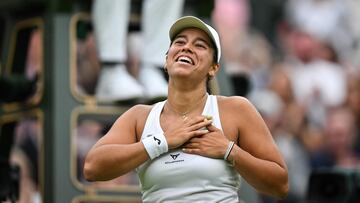 Jessica Bouzas celebra su triunfo contra Marketa Vondrousova en Wimbledon.