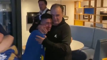 Los jugadores lo adoran: así abrazaban a Marcelo Bielsa tras ascender a la Premier League