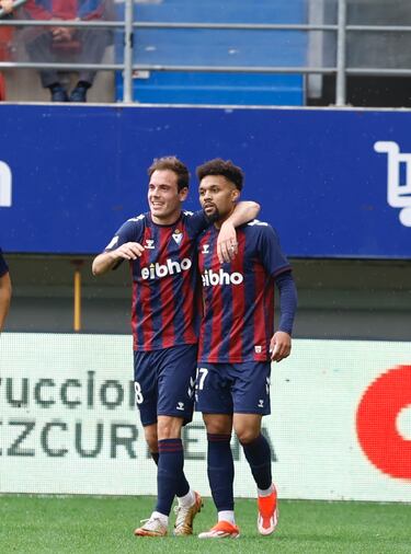 El Eibar copa la delantera de la jornada con la inclusión de Konrad. No podemos dejarle fuera tras su espectacular tanto, en una jugada en la que dribló a dos jugadores antes de marcar. Esto lo coronó con una asistencia, en el gol anterior.


