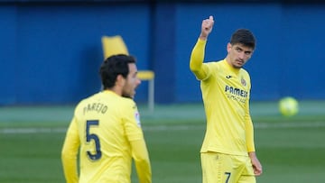Gerard Moreno levanta el pulgar durante el partido ante el Levante.