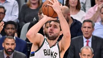 AME5607. SAN ANTONIO (ESTADOS UNIDOS), 10/03/2019.- Nikola Mirotic (i) de Milwaukee Bucks y DeMar DeRozan de San Antonio Spurs disputan el bal&oacute;n este domingo, durante un partido de la NBA, en San Antonio (EE.UU.). EFE/ Darren Abate