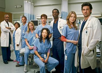 El hospital Seattle Grace abre sus puertas a cirujanos jóvenes y dramas sin fin. Meredith Grey y sus líos llevan dos décadas en la pantalla.