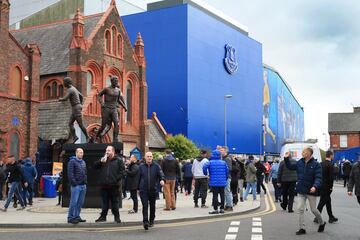 El conjunto escultórico representa a la "Santísima Trinidad" del Everton y se encuentra junto al estadio Goodison Park, Liverpool.