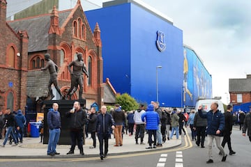 El conjunto escultórico representa a la "Santísima Trinidad" del Everton y se encuentra junto al estadio Goodison Park, Liverpool.