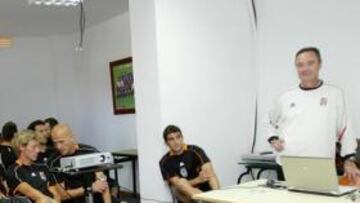 <b>GENERACIÓN PUNTOCOM. </b>JIM aleccionando a los suyos en La Manga Club con tecgnología... y tocando la fibra de sus pupilos.