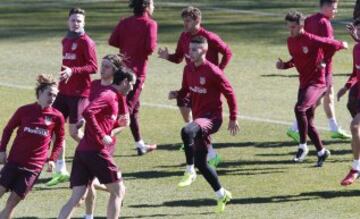 Simeone tiene dudas para el once inicial ante el Barcelona.