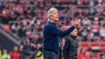 BILBAO, 22/03/2026.- El entrenador del Betis, Manuel Pellegrini, durante el partido de la jornada 29 de LaLiga de fútbol que Athletic Club y Real Betis disputan este domingo en el estadio de San Mamés, en Bilbao.-EFE/ Javier Zorrilla