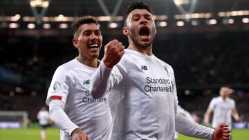 29 January 2020, England, London: Liverpool&#039;s Alex Oxlade-Chamberlain (R) celebrates scoring his side&#039;s second goal with team mate Roberto Firmino during the English Premier League soccer match between West Ham United and Liverpool at London Sta