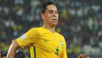 Lucas Halter (derecha) compite por el balón con Abel Ruiz durante el Brasil-España de la fase de grupos del Mundial Sub-17.